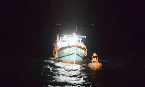 Cứu 13 ngư dân bị chìm tàu cá tại vùng biển Trường Sa